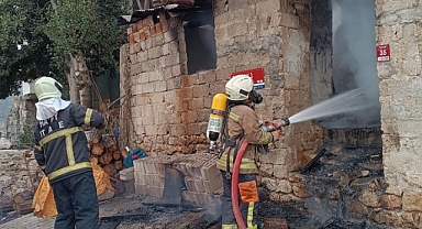 Yayladağı’nda Metruk Bina Yangını Korkuttu