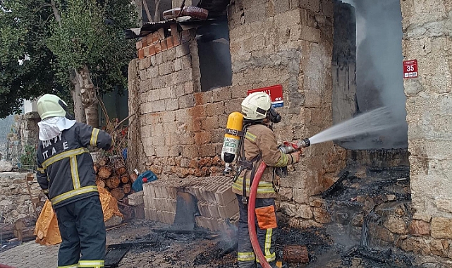 Yayladağı’nda Metruk Bina Yangını Korkuttu