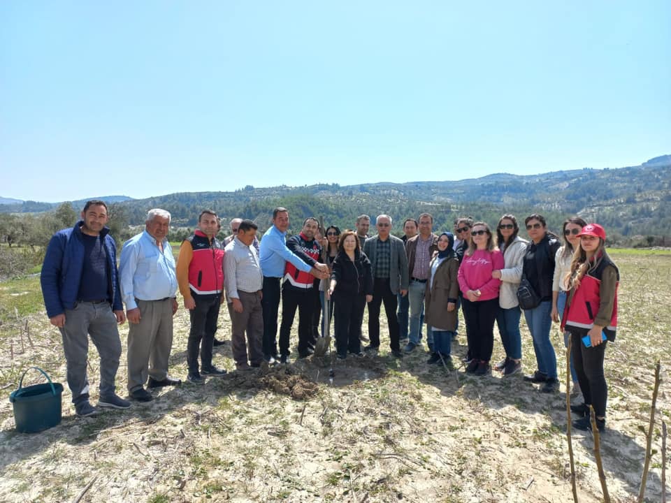 Yayladağı’nda fidanlar toprakla buluşturuldu