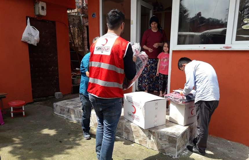 İskenderun Kızılay mağdur olan ailelere yardım etmeye devam ediyor