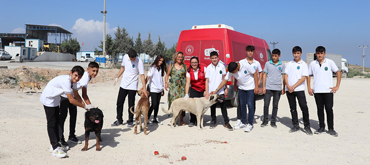 GENÇLER PATİLİ DOSTLARININ YANINDA