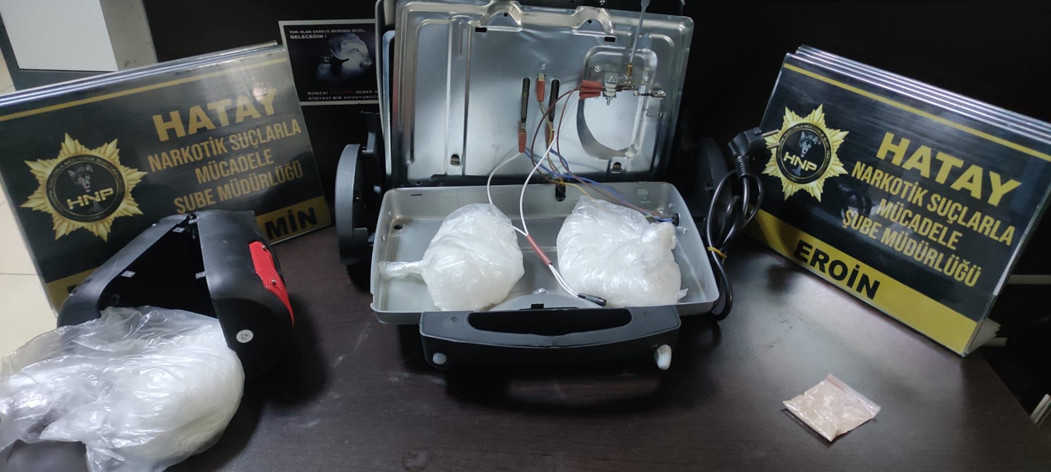 Uyuşturucuları tost makinasına gizlemişler