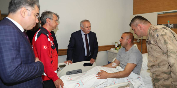 Vali Ata’dan Yaralı Mehmetçiğe Ziyaret