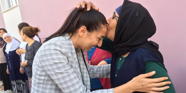 REYHANLI ÇELİK’İ BAĞRINA BASTI