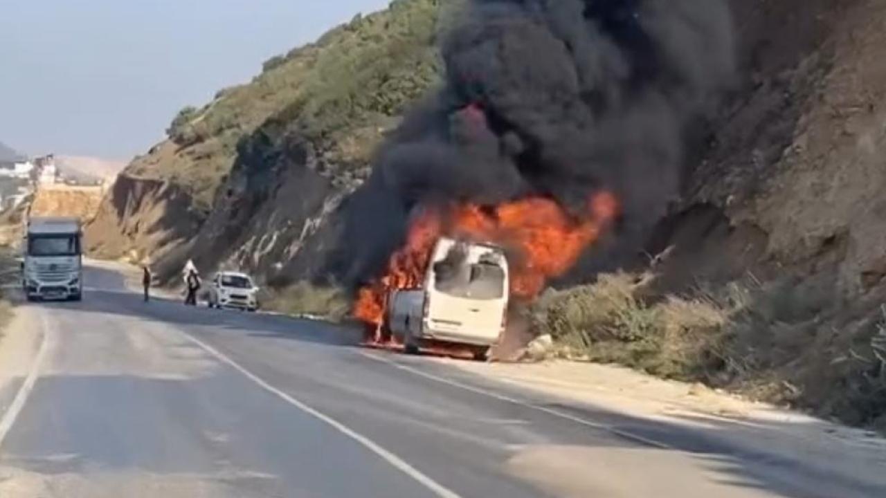 Altınözü-Antakya Yolunda Minibüs Yangını