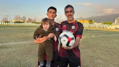 Baba, Oğluyla Birlikte Meşin Yuvarlağında Peşinde Koşuyor