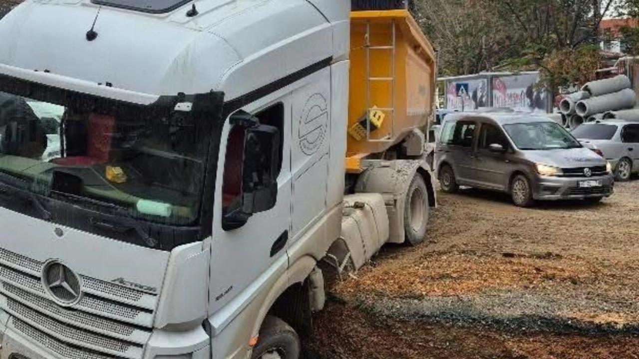 Doğalgaz Hattı Zarar Gördü, Kamyon Çalışma Alanına Düştü