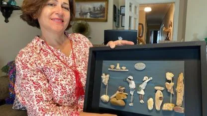 Emekli mühendis sahilden topladığı çakıl taşlarını sanat eserine dönüştürüyor