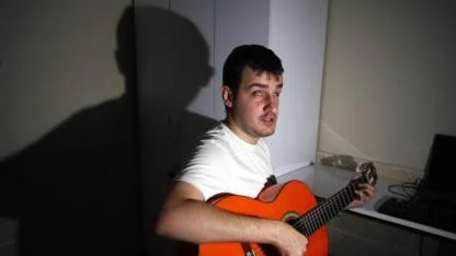 Görme engelli Umut, kendi besteleriyle sahnelere çıkmayı hedefliyor