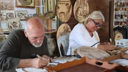 Gülbol Çifti, Hatay'ın Ünlü Mozaiklerini Ahşaba İşliyor