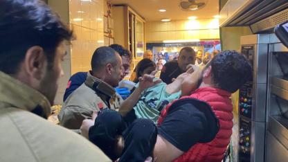 Hamur Karıştırma Makinesine Elini Sıkıştırdı