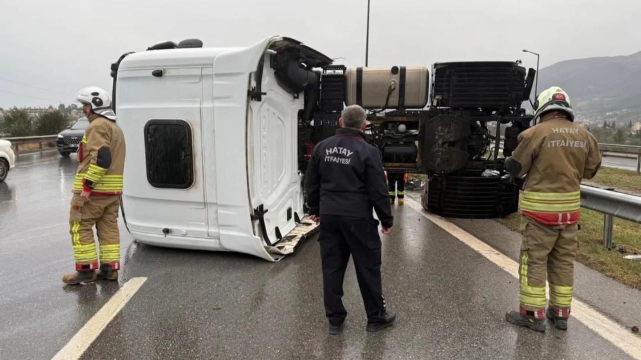 Kaygan Zeminde Devrilen Tırın Sürücüsü Yaralandı