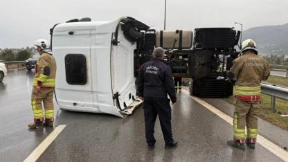 Kaygan Zeminde Devrilen Tırın Sürücüsü Yaralandı