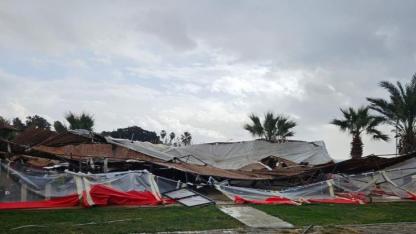 Şiddetli rüzgar çatıları uçurdu