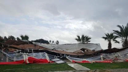 Şiddetli rüzgar çatıları uçurdu