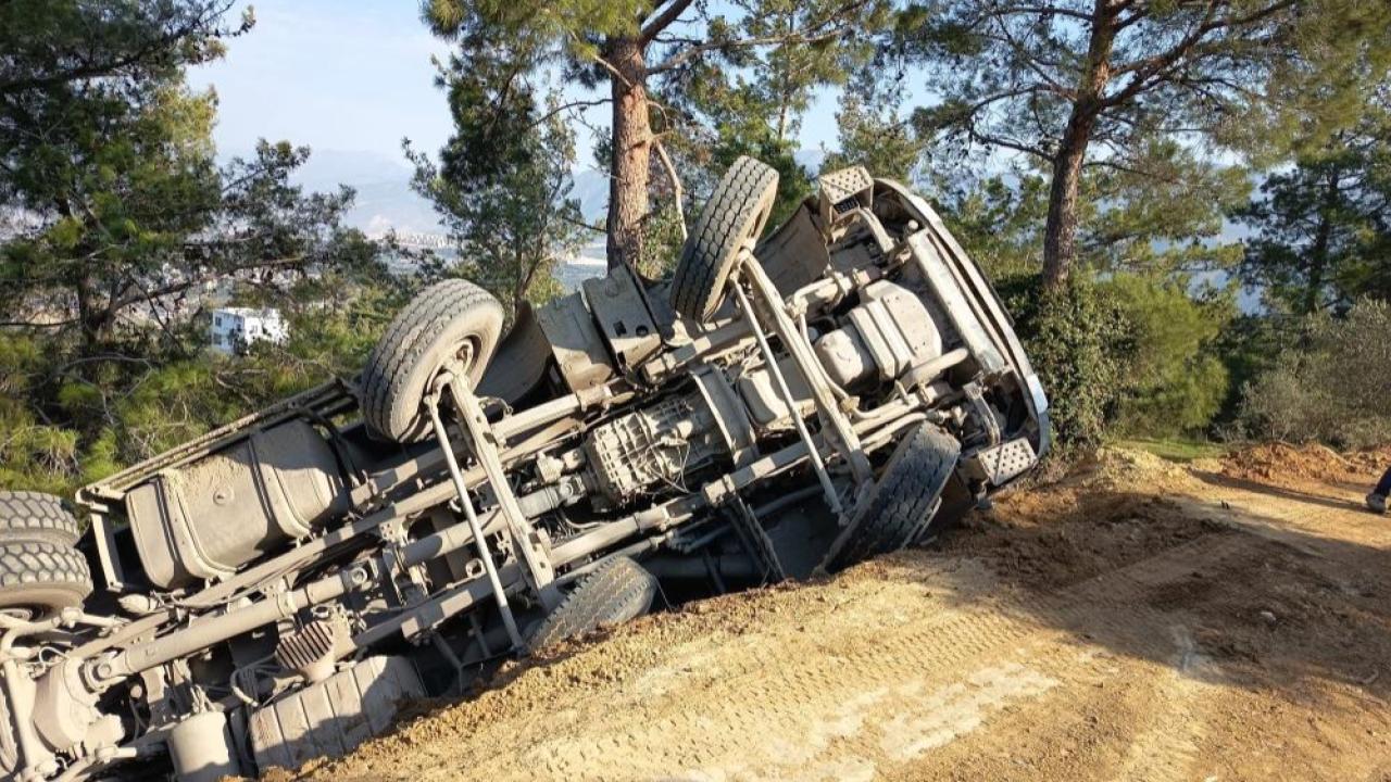 Uçuruma Yuvarlanan Kamyon Sürücüsü Yaralandı