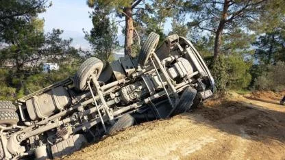 Uçuruma Yuvarlanan Kamyon Sürücüsü Yaralandı