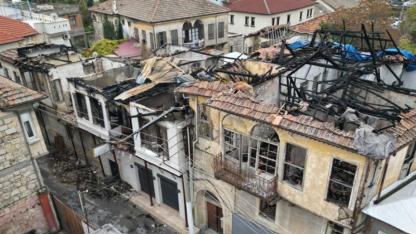 Yangında hasar gören metruk evin bir bölümü çöktü