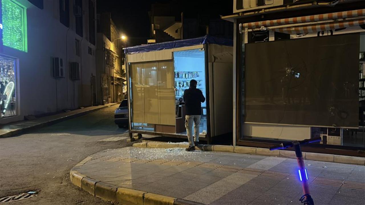 6 Araç Ve 4 İş Yerinin Camlarını Taşla Kırdılar