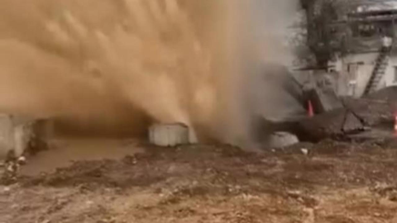 Ana Su Hattı Patladı Su Havaya Fışkırdı