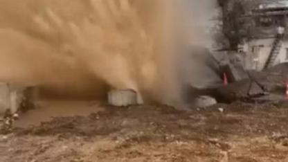 Ana Su Hattı Patladı Su Havaya Fışkırdı