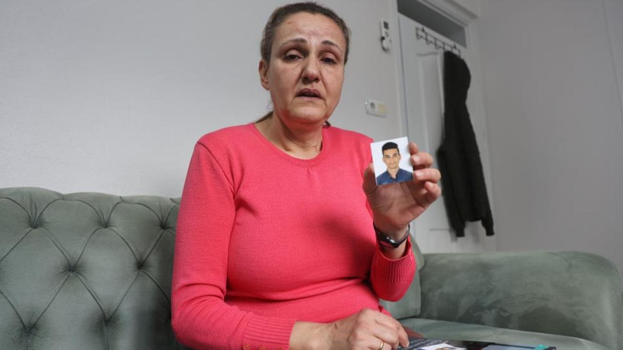 Anne, Evladından Gelecek Umutlu Haberi Bekliyor