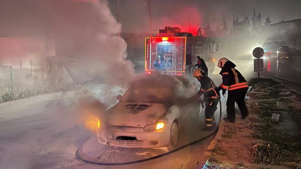 Antakya’da Araç Yangını Paniğe Neden Oldu