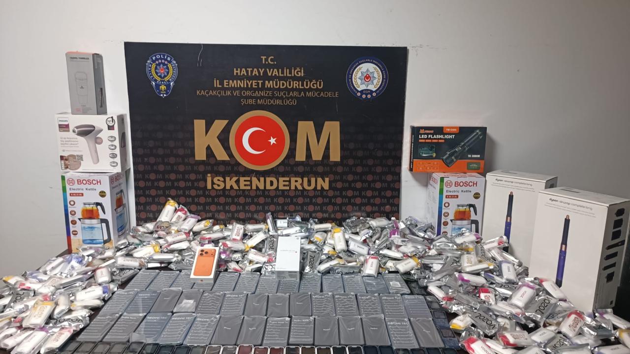 Aracın Gizli Bölmelerinden Kaçak Ürünler Çıktı