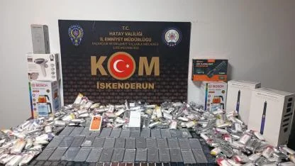 Aracın Gizli Bölmelerinden Kaçak Ürünler Çıktı