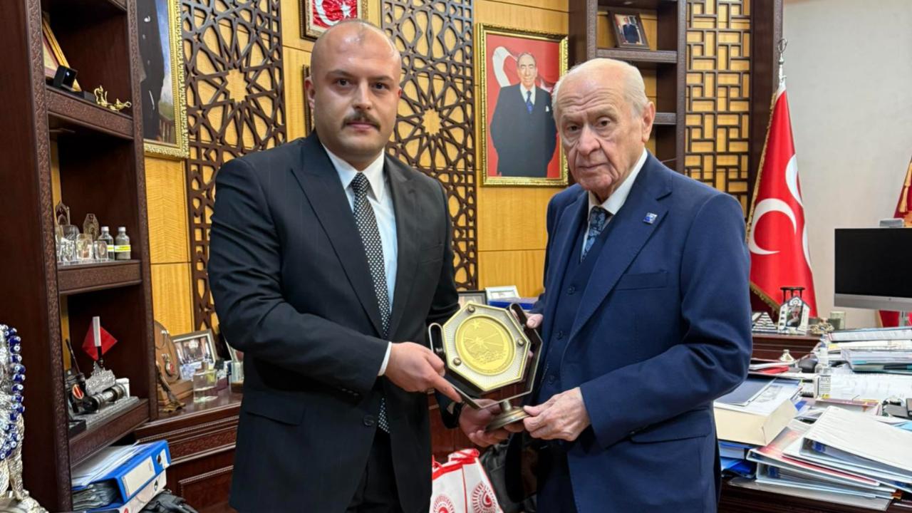 Bahçeli’ye Cumhuriyetin 10. Yılına Uzanan Tarihî Armağan