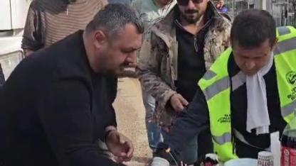 Belediye Personeline Pasta Kesip, Mum Üflettiler