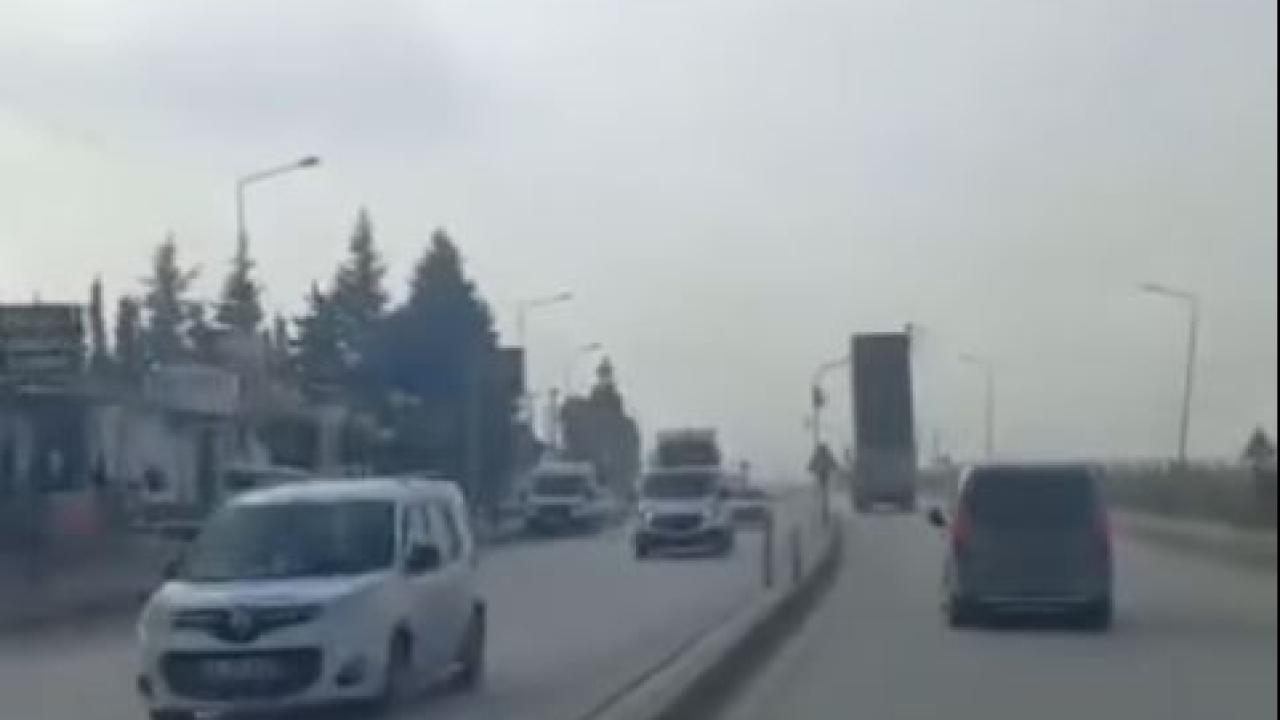 Damperi Açık Kamyon Trafik Lambalarını Devirdi