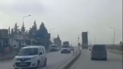 Damperi Açık Kamyon Trafik Lambalarını Devirdi