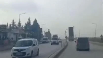 Damperi Açık Kamyon Trafik Lambalarını Devirdi