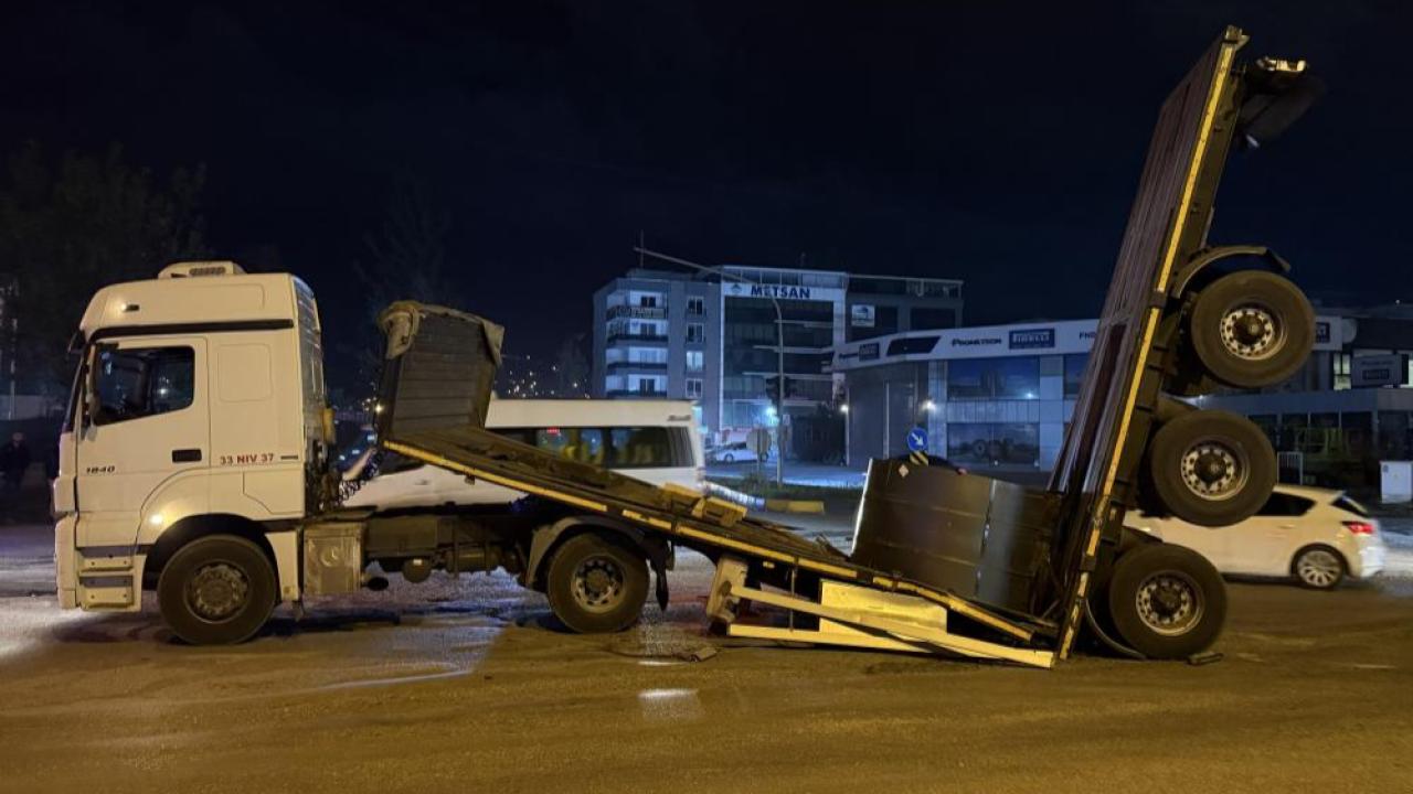 Demir Rulo Yüklü Dorse Ortadan İkiye Ayrıldı