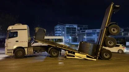 Demir Rulo Yüklü Dorse Ortadan İkiye Ayrıldı