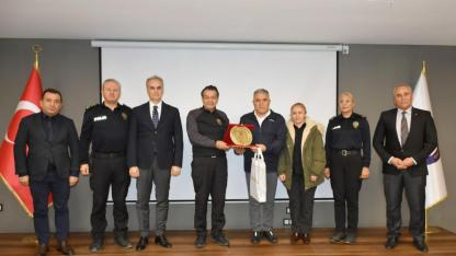 Emekli Polis Memuruna Anlamlı Plaket
