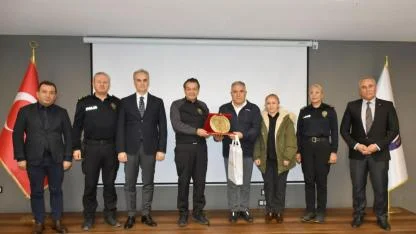 Emekli Polis Memuruna Anlamlı Plaket