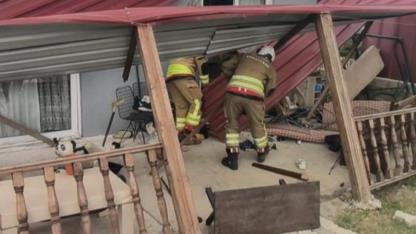 Evde Mahsur Kalan 3 Kişiyi İtfaiye Kurtardı