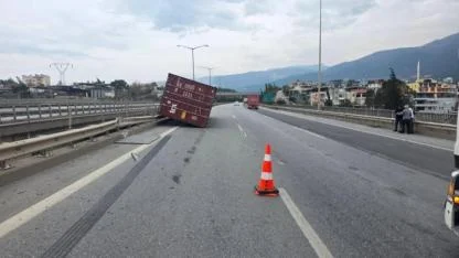 Fırtına Nedeniyle Tırlar Devrildi