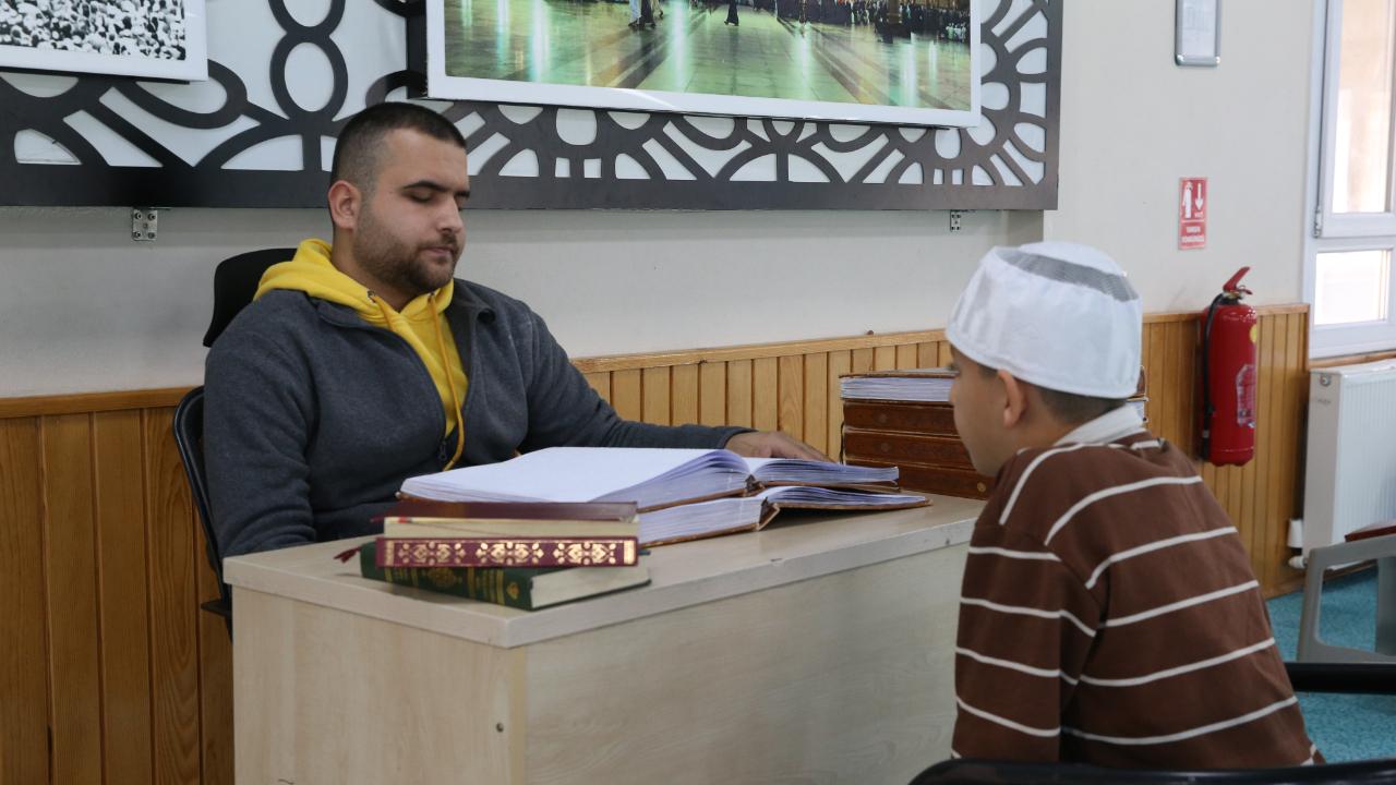 Görme Engelli Öğrencileri Kur&#039;an-ı Kerim İle Tanıştırıyor