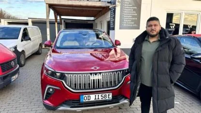 Hamburg‘da ilk TOGG T10X’i Hataylı İbrahim Tümkaya Sürdü