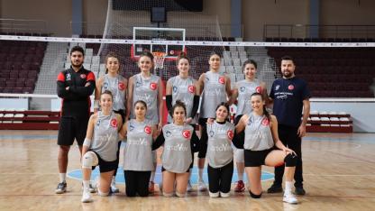 HATAY VOLEYBOL ZİRVEYE OYNUYOR