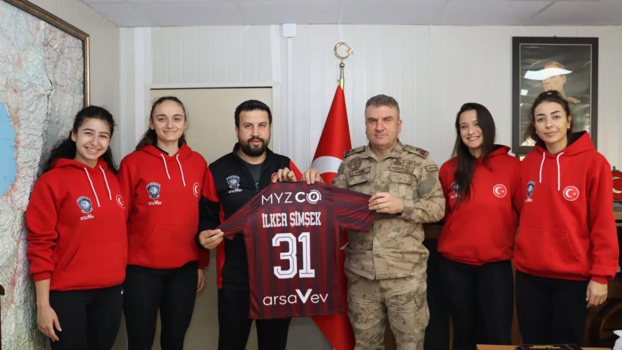 Hatay Voleybol’dan Jandarma Komutanı Şimşek’e Ziyaret