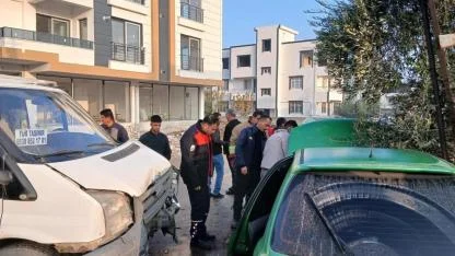 Kamyonetle Otomobil Çarpıştı: 1 Yaralı