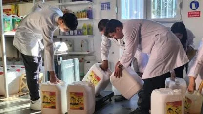 Meslek lisesi öğrencileri temizlik ürünleri üreterek ekonomiye katkı sağlıyor