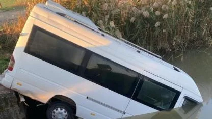 Minibüs sulama kanalına düştü