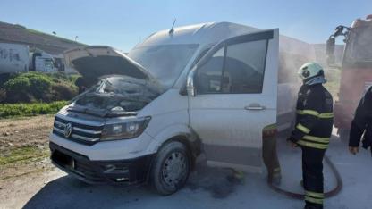 Minibüsün Motor Kısmından Alevler Yükseldi