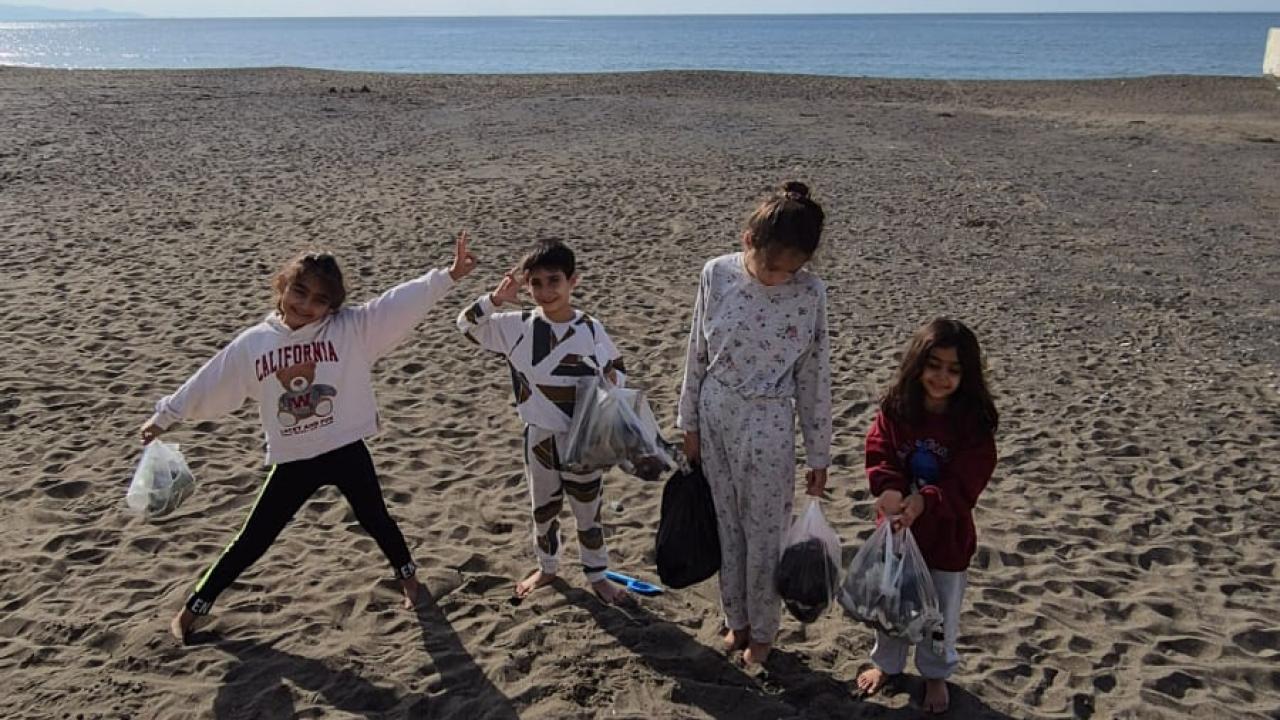 Minik Eller Alanın Çöplerle Kirlenmesine Kayıtsız Kalmadı