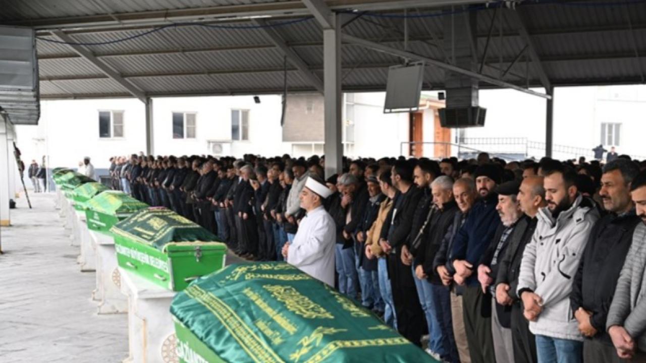 Otobüsün tıra çarptığı kazada ölen 2 kişinin cenazesi defnedildi